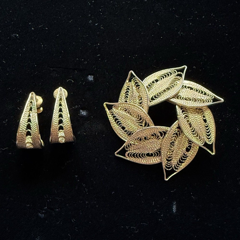 Filigree Leaf Wreath Brooch Layered W/ Earrings Gold Tone Open Work Vintage 2"